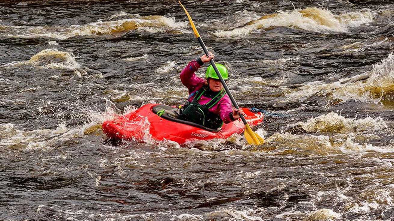 Improver kayak instruction with green wave guiding